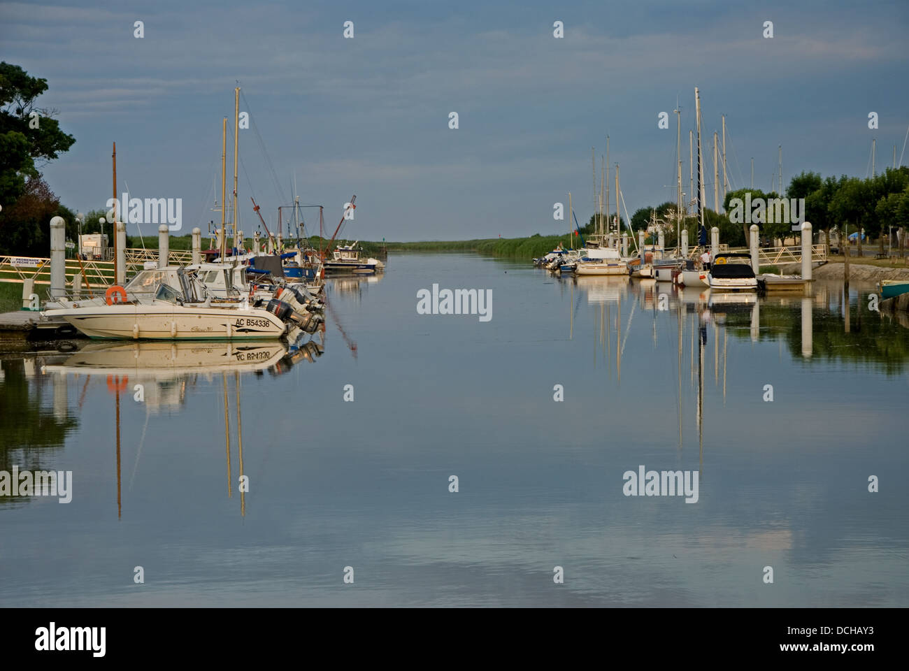 Mortagne (sur Gironde in Charente Maritime Regione è una porta occupata con un canale del fiume collegamento fuori al fiume estuario Gironde. Foto Stock
