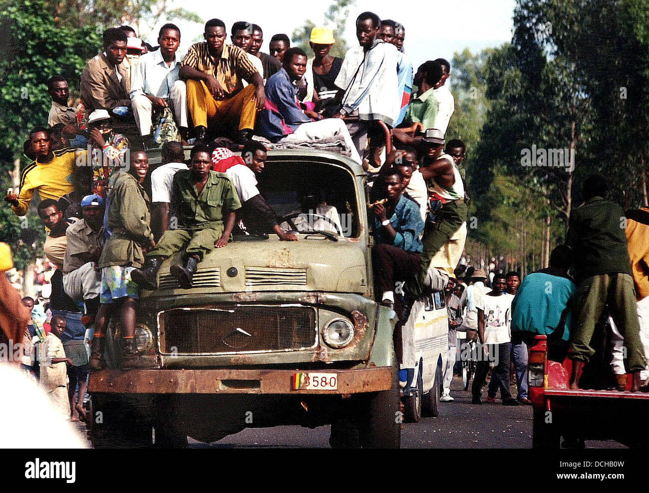 Un camion che trasportano gli uomini attraverso i campi profughi di Goma, Ruanda Foto Stock