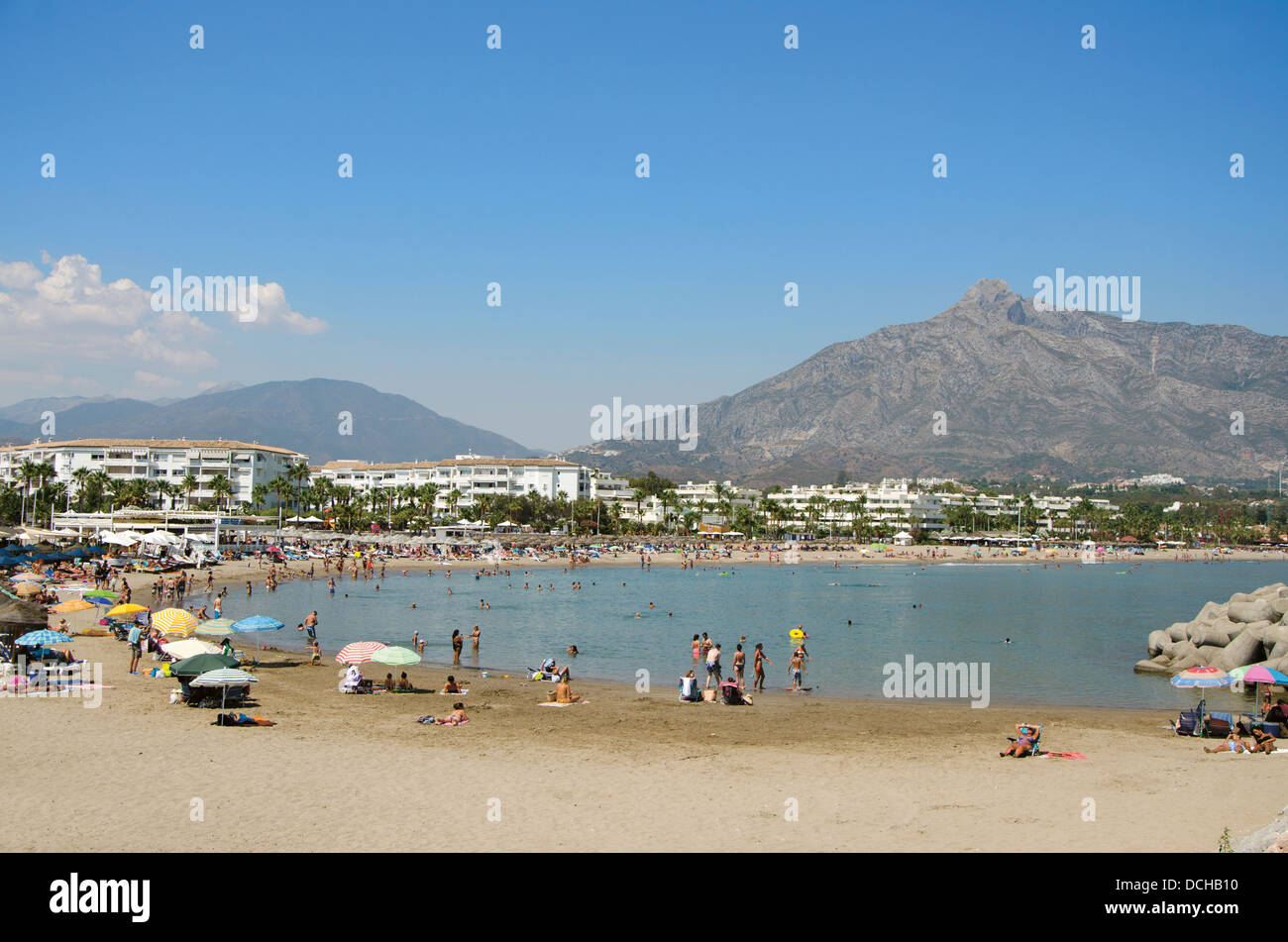 Baia di Puerto Banus a Marbella con La Concha mountain in background sulla Costa del Sol, Spagna. Foto Stock
