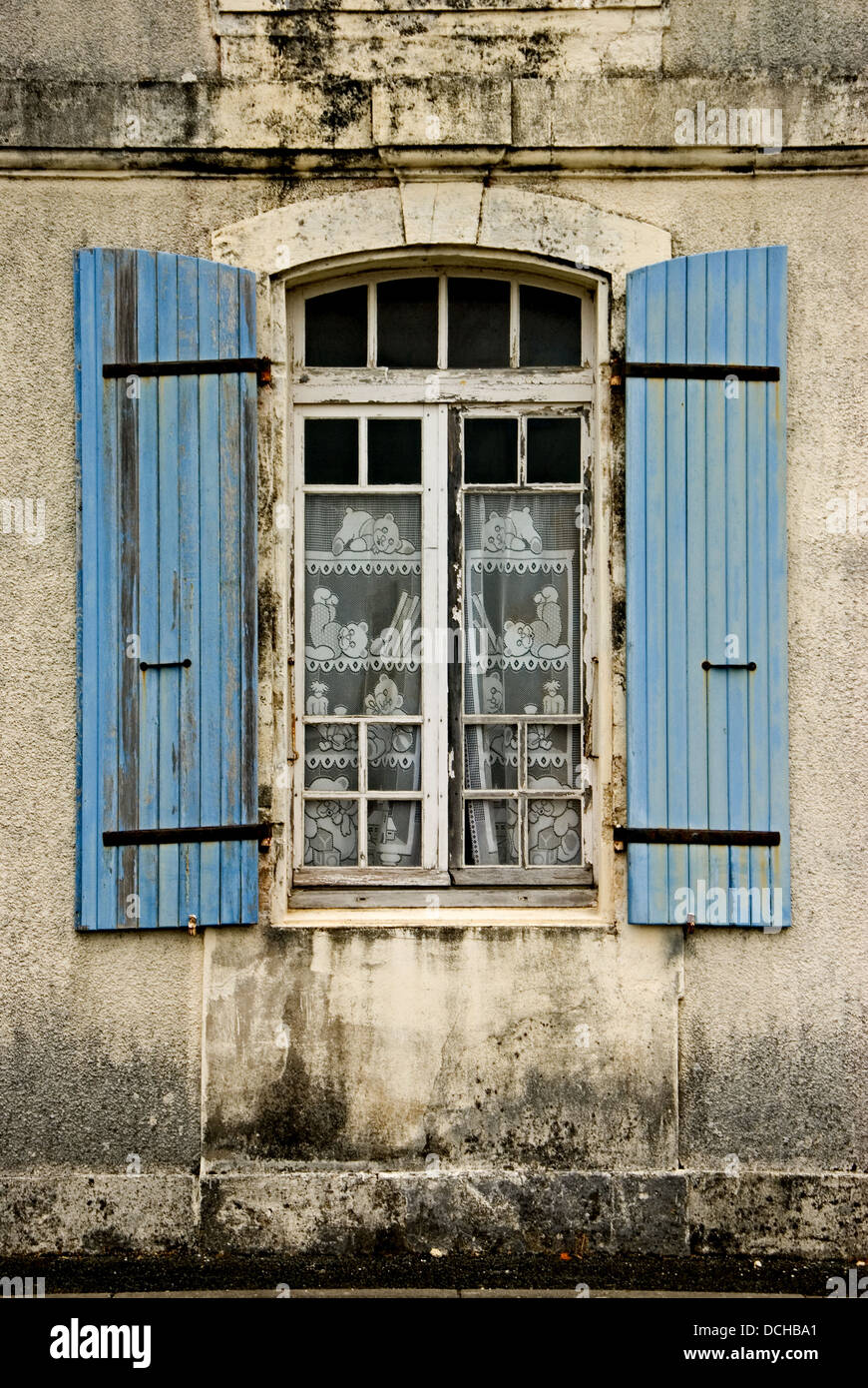 Casa con persiane blu nella finestra Foto Stock