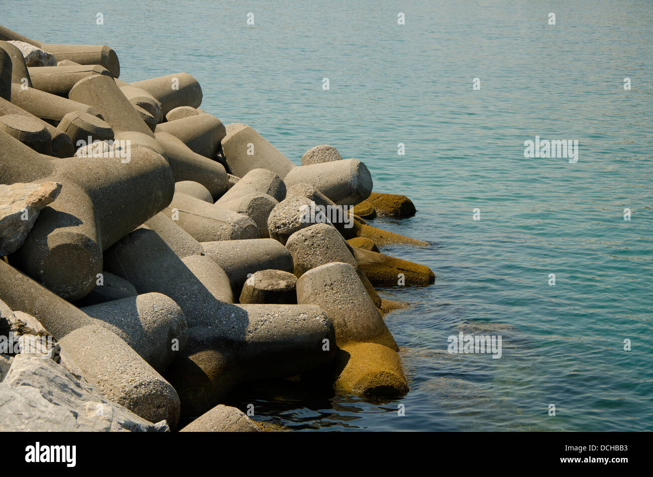 Interruttori d'onda all'entrata del porto turistico di Puerto Banus, Marbella, Spagna. Foto Stock