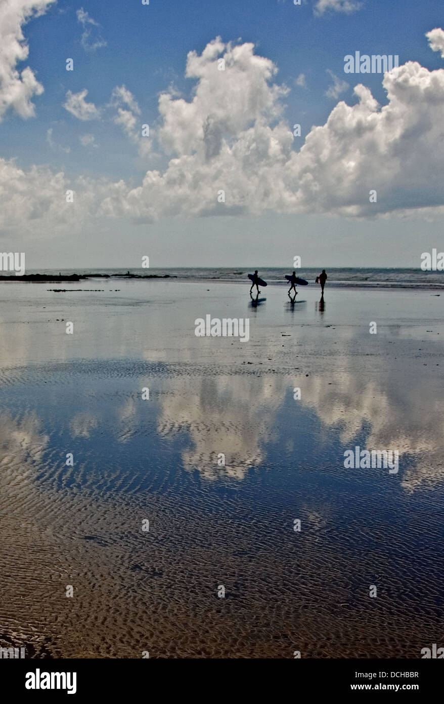 Immagini astratte di nuvole riflesse nella sabbia bagnata a bassa marea su una spiaggia nella regione di Vendee in Francia. Foto Stock