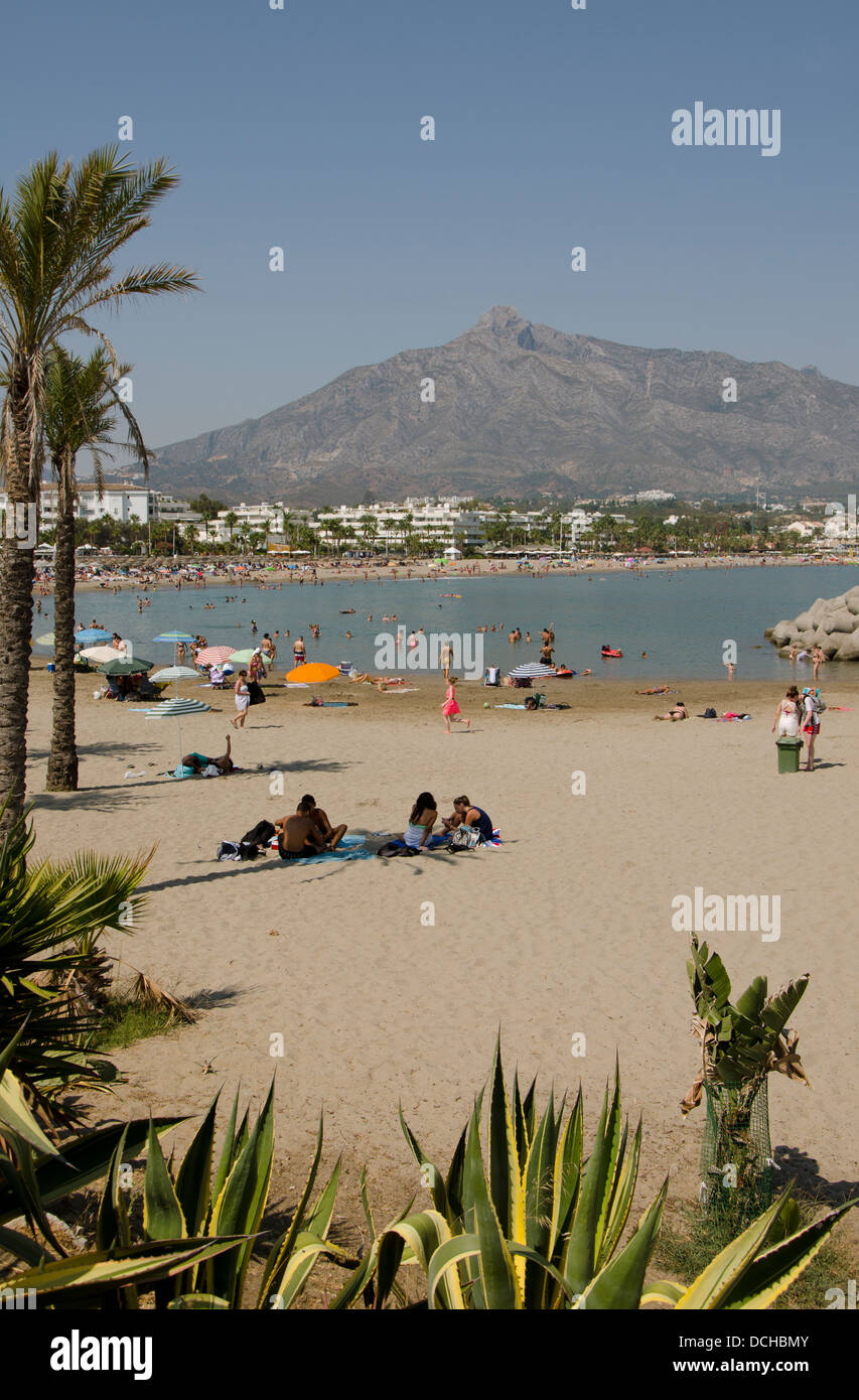 Spiaggia di Puerto Banus a Marbella con La Concha mountain in background. Costa del Sol, Spagna. Foto Stock