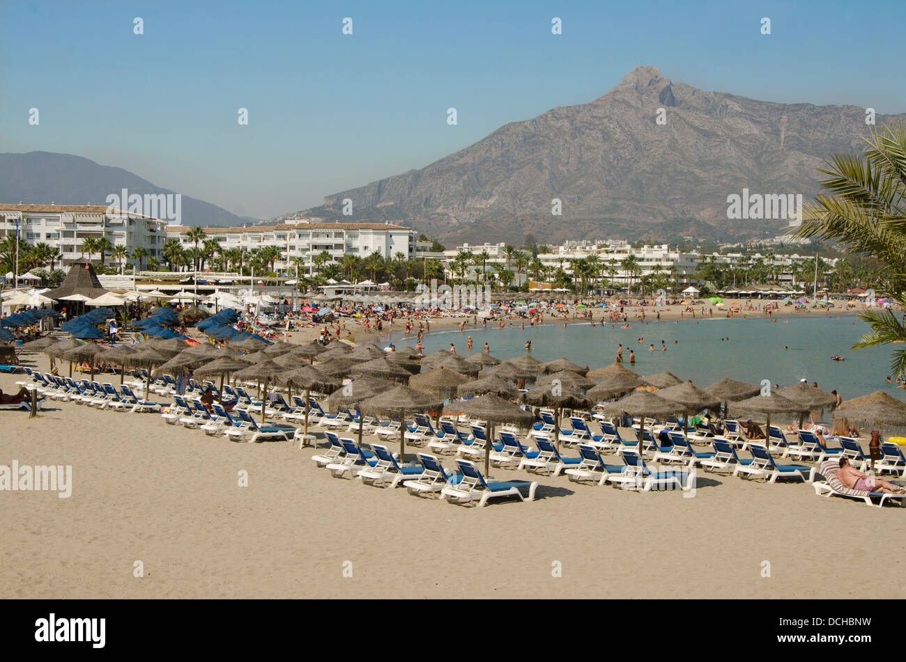 Spiaggia di Puerto Banus a Marbella con La Concha mountain in background. Costa del Sol, Spagna. Foto Stock