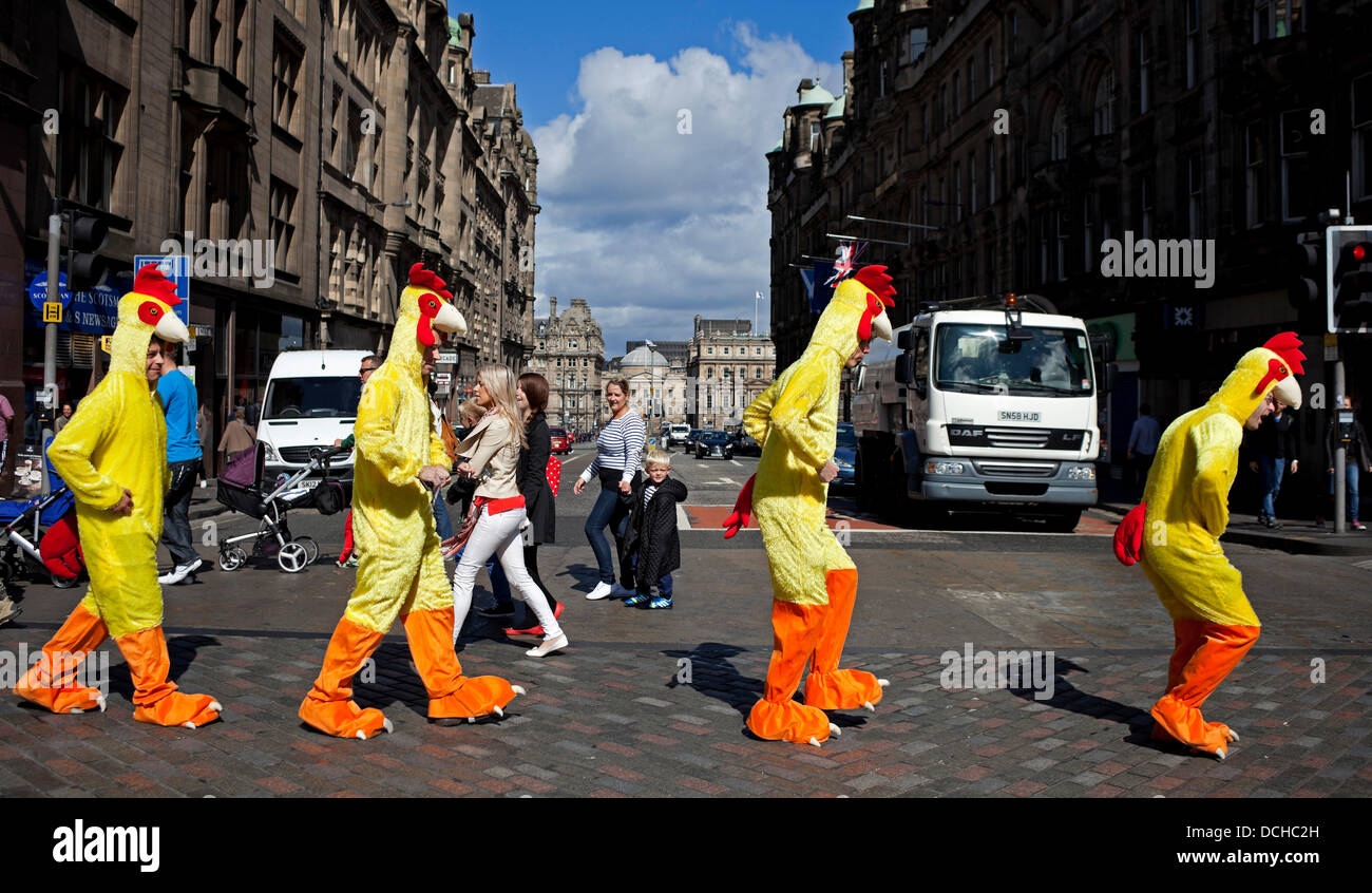 Edinburgh, Regno Unito. 18 Agosto, 2013. Edinburgh Fringe Festival. I pedoni sembrano essere chiedersi il motivo per cui questi visitatori da Hertfordshire sono attraversando la strada vestito come polli ma poche cose sorpresa durante la Edinburgh Fringe Festival stagione Foto Stock