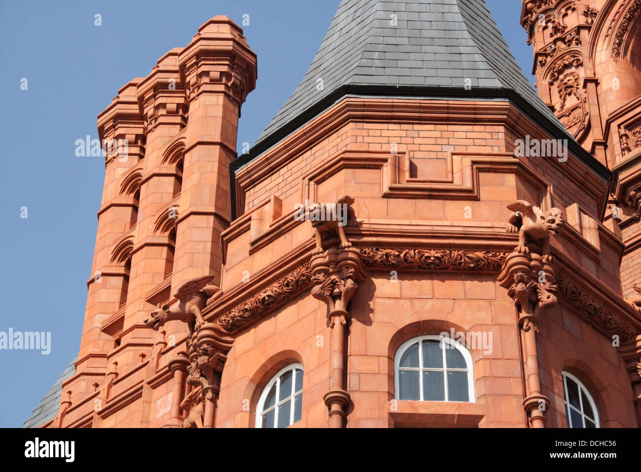 Edificio Pierhead nella baia di Cardiff, Galles, Regno Unito, che mostra dettagli di Gargoyles in mattoni in terracotta di grado i, edificio di architettura vittoriana Foto Stock
