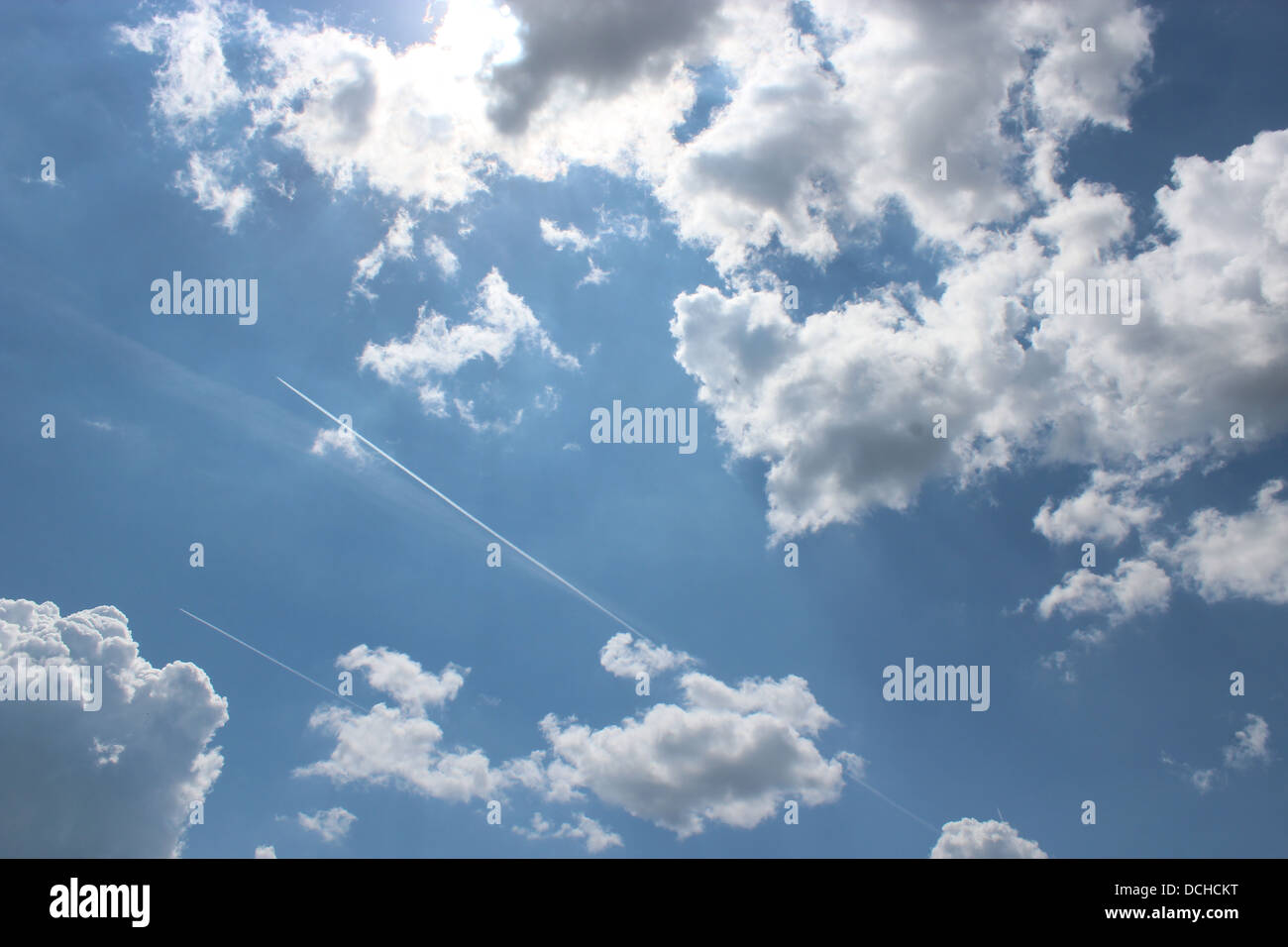 Sfondo semplice con splendido cielo blu e nuvole bianche Foto Stock