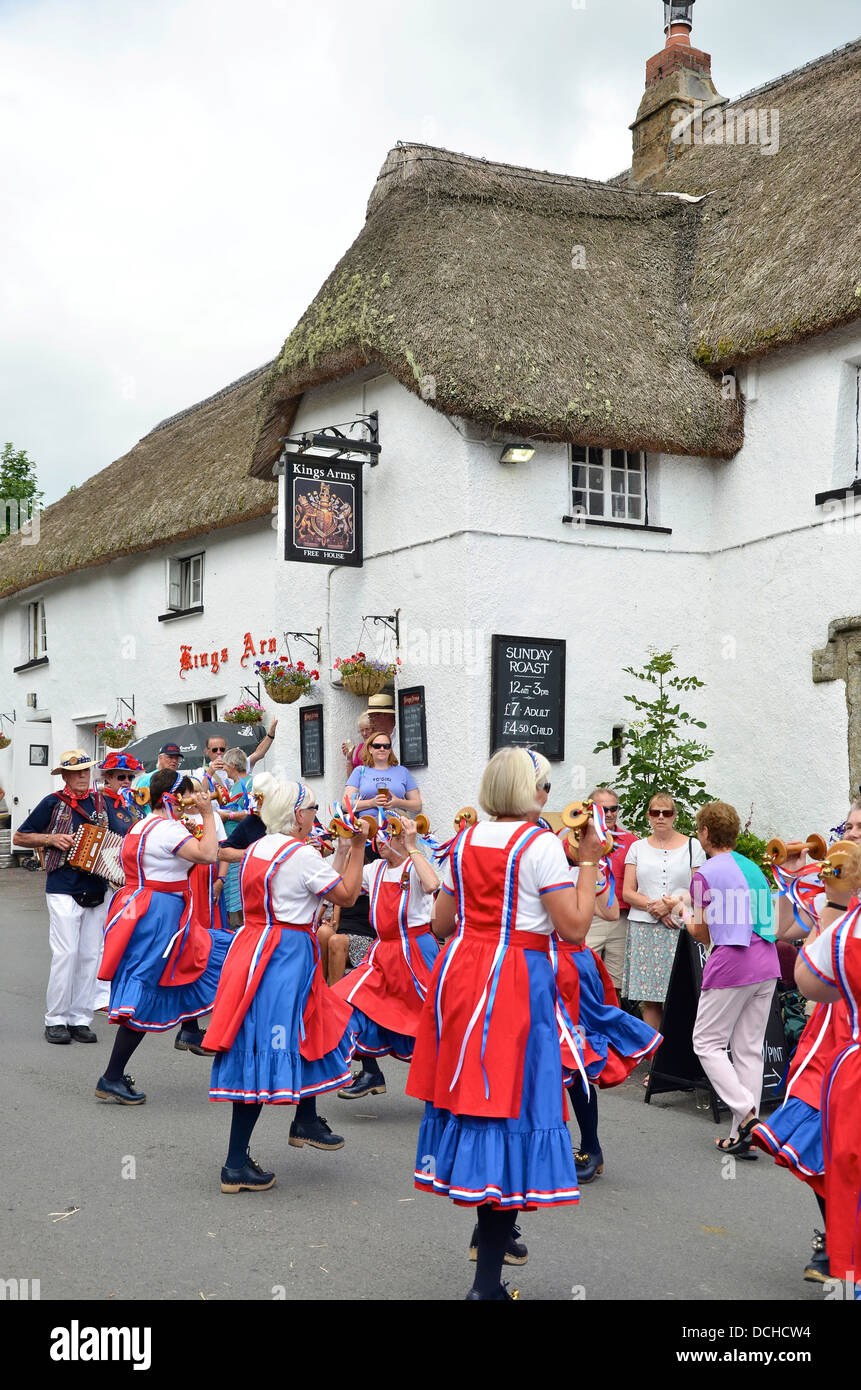 Morris ballerini fuori il Kings Arms pub, al 2013 Dartmoor Folk Festival a sud di zelo Dartmoor Devon, Inghilterra Foto Stock