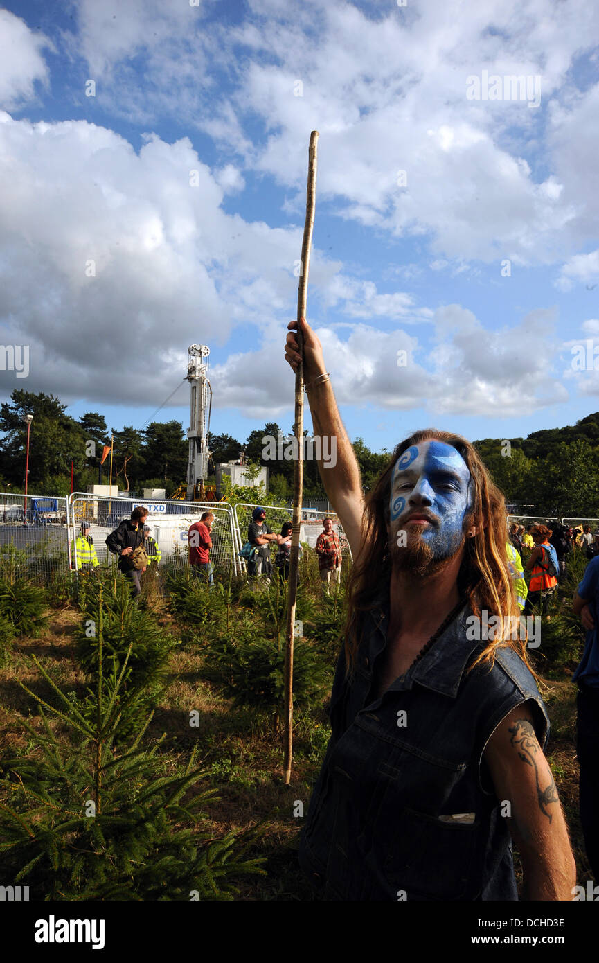 Balcombe, West Sussex, Regno Unito. Il 18 agosto 2013. Anti Fracking manifestanti riescono a formare un anello attorno alla Cuadrilla sito di perforazione Foto Stock