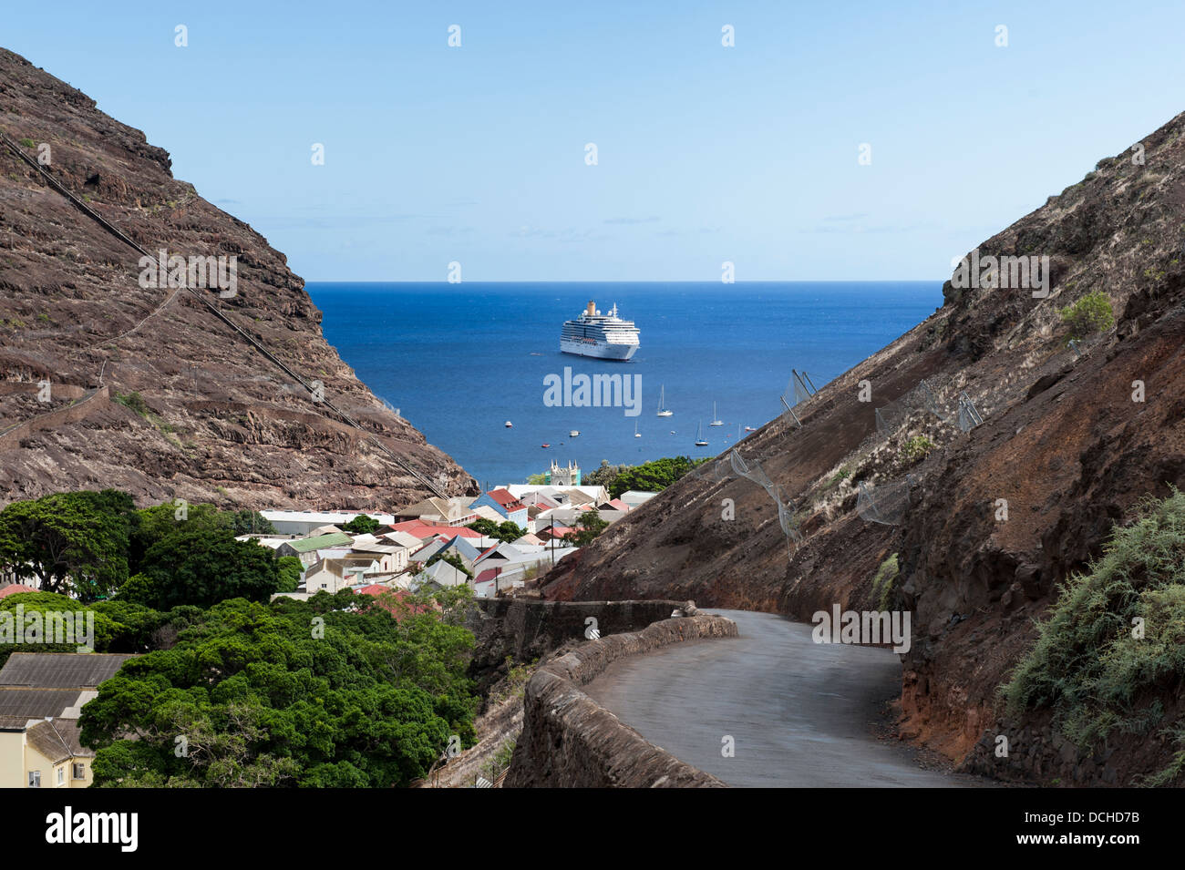La nave di crociera nella baia di Jamestown con Jamestown in distanza su St Helena Island nel sud Atlantico Foto Stock
