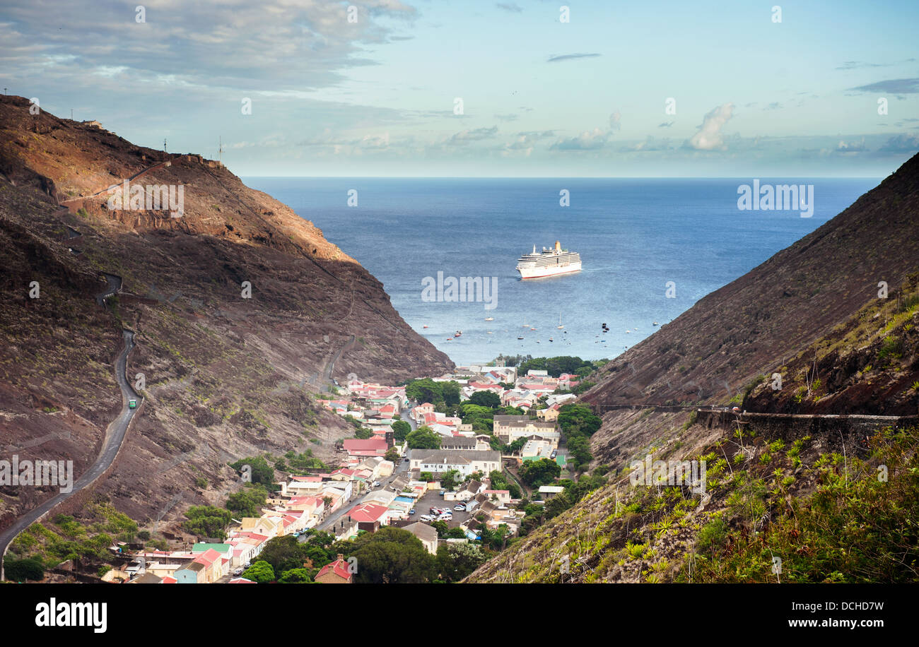 La nave di crociera nella baia di Jamestown con Jamestown in distanza su St Helena Island nel sud Atlantico Foto Stock