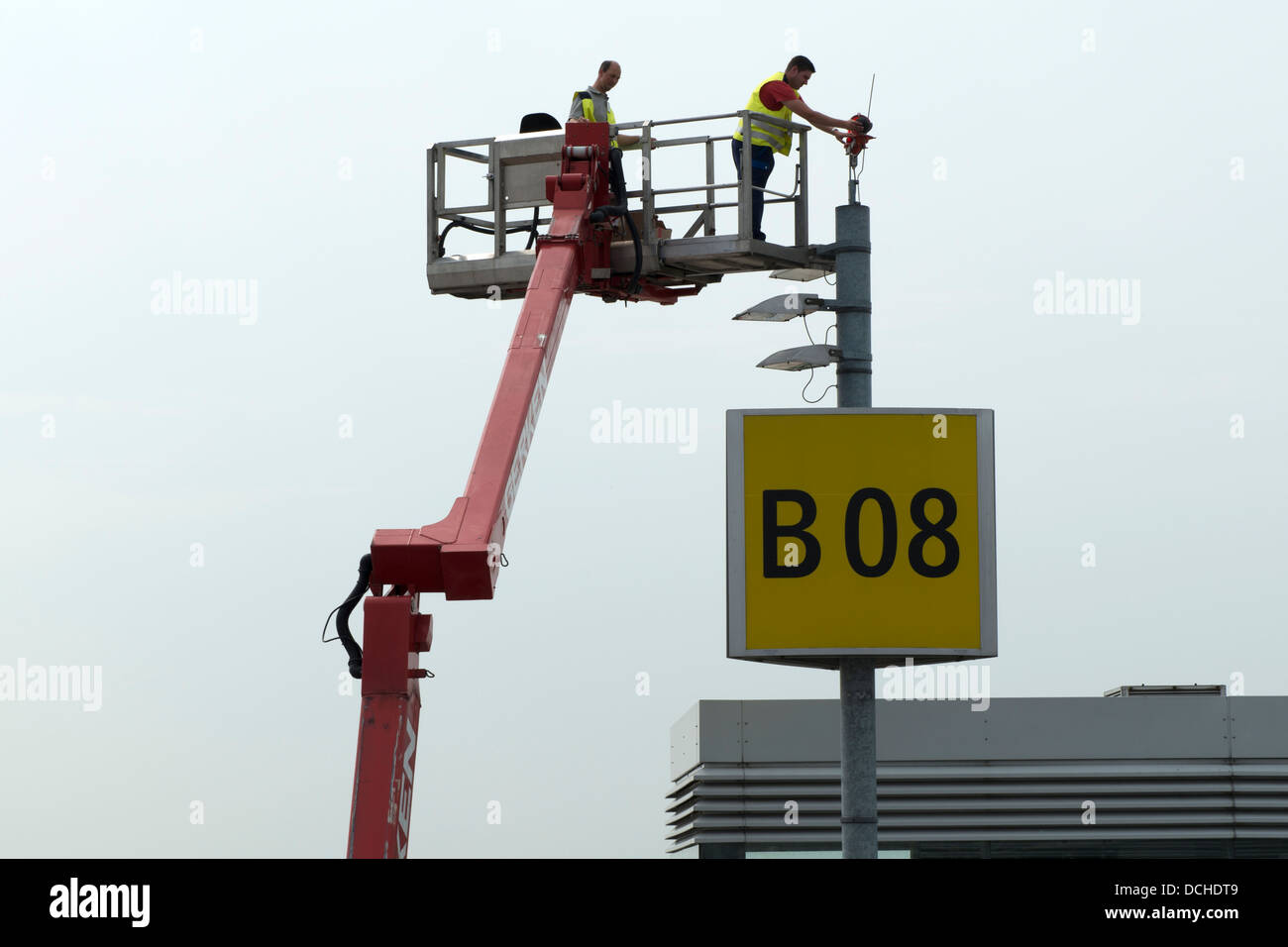 Equipaggio di manutenzione cambiando lampadine all'aeroporto internazionale di Dusseldorf Foto Stock