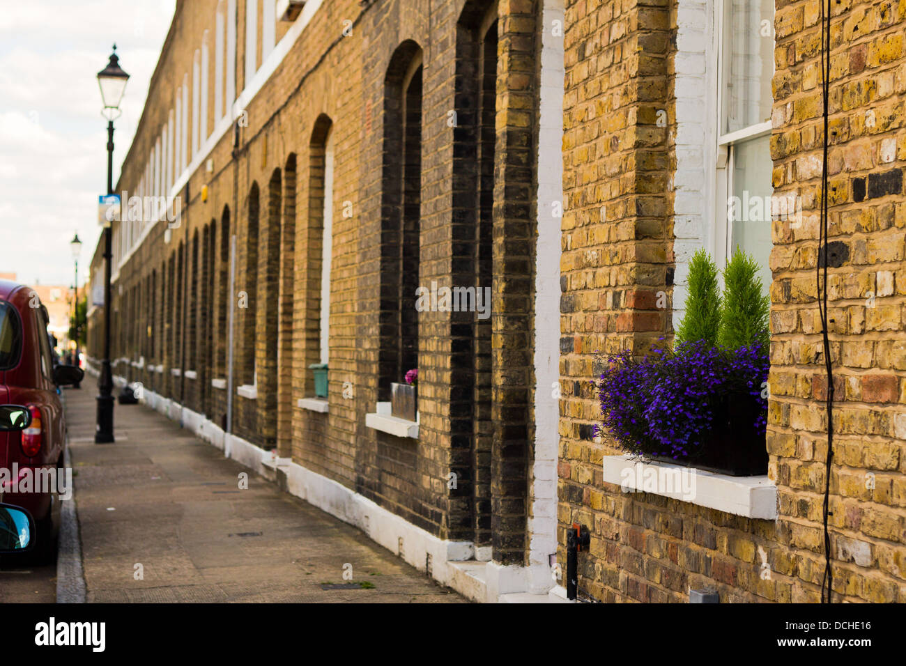 Vuoto tipico residenziale London street in un assolato pomeriggio di sabato. Foto Stock