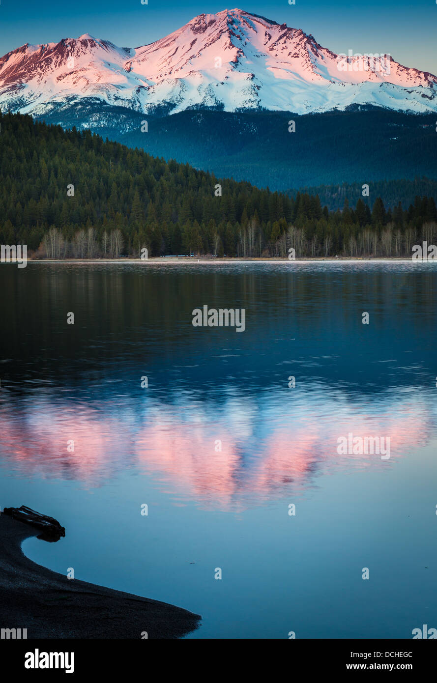 Mount Shasta riflettente nel vicino lago Siskiyou, California Foto Stock