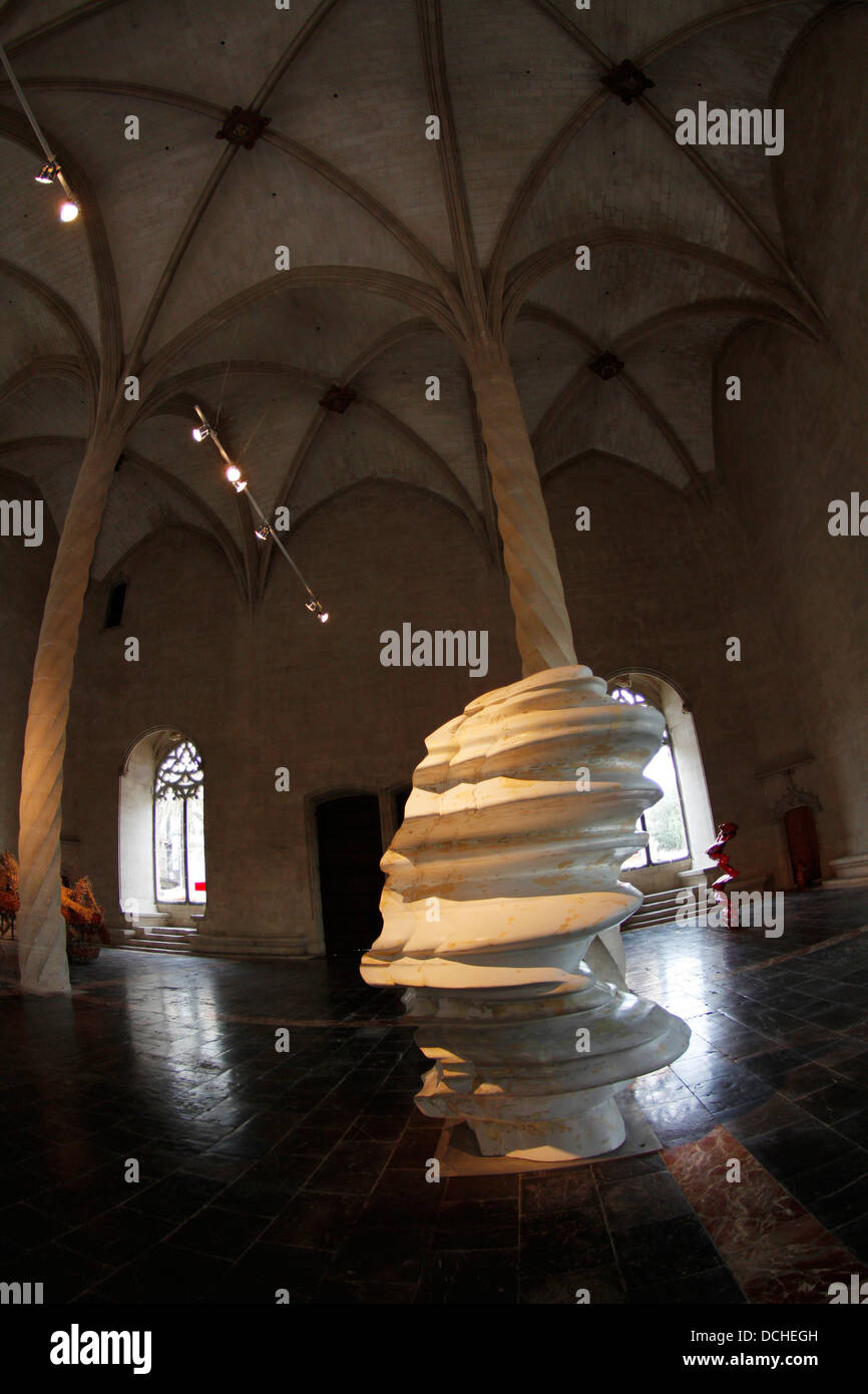 Nota presentano da Tony Cragg nell'antico mercato del pesce edificio nell'isola spagnola di Maiorca. Foto Stock