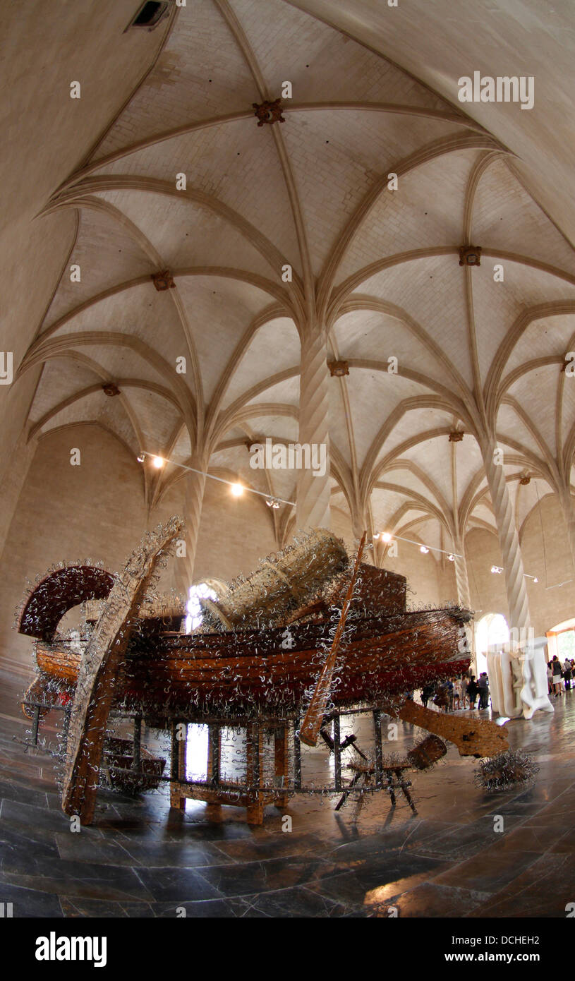 Nota presentano da Tony Cragg nell'antico mercato del pesce edificio nell'isola spagnola di Maiorca. Foto Stock