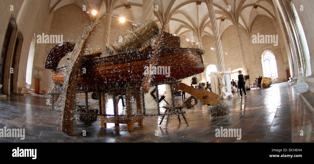 Nota presentano da Tony Cragg nell'antico mercato del pesce edificio nell'isola spagnola di Maiorca. Foto Stock