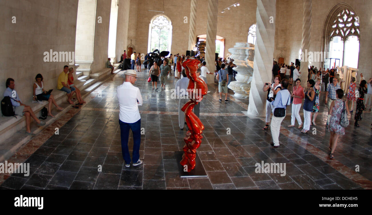Nota presentano da Tony Cragg nell'antico mercato del pesce edificio nell'isola spagnola di Maiorca. Foto Stock