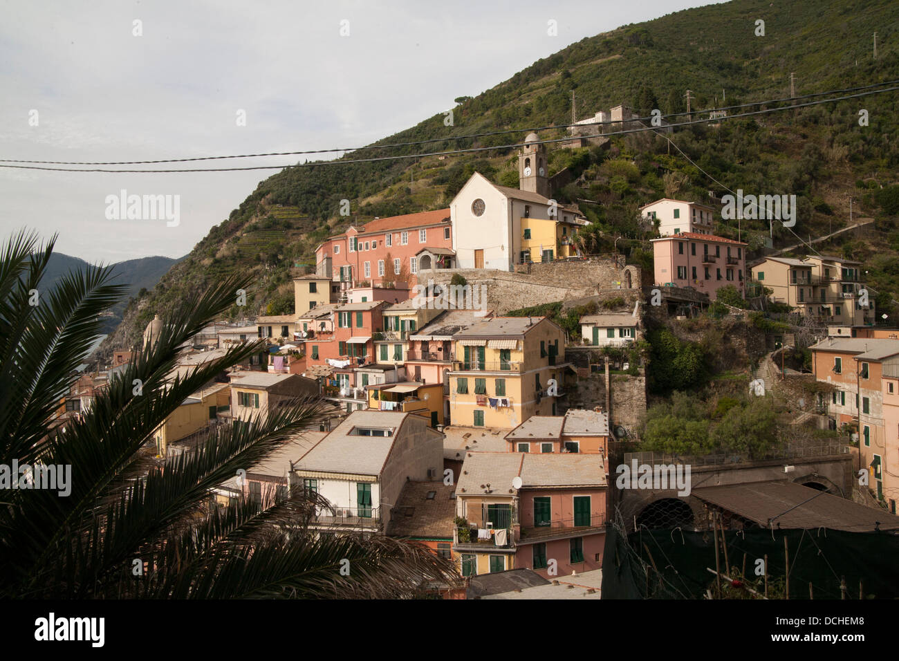 Vernazza uno dei villaggi del gruppo chiamato Cinque Terre. Gli edifici colorati costruita direttamente nella montagna. Foto Stock