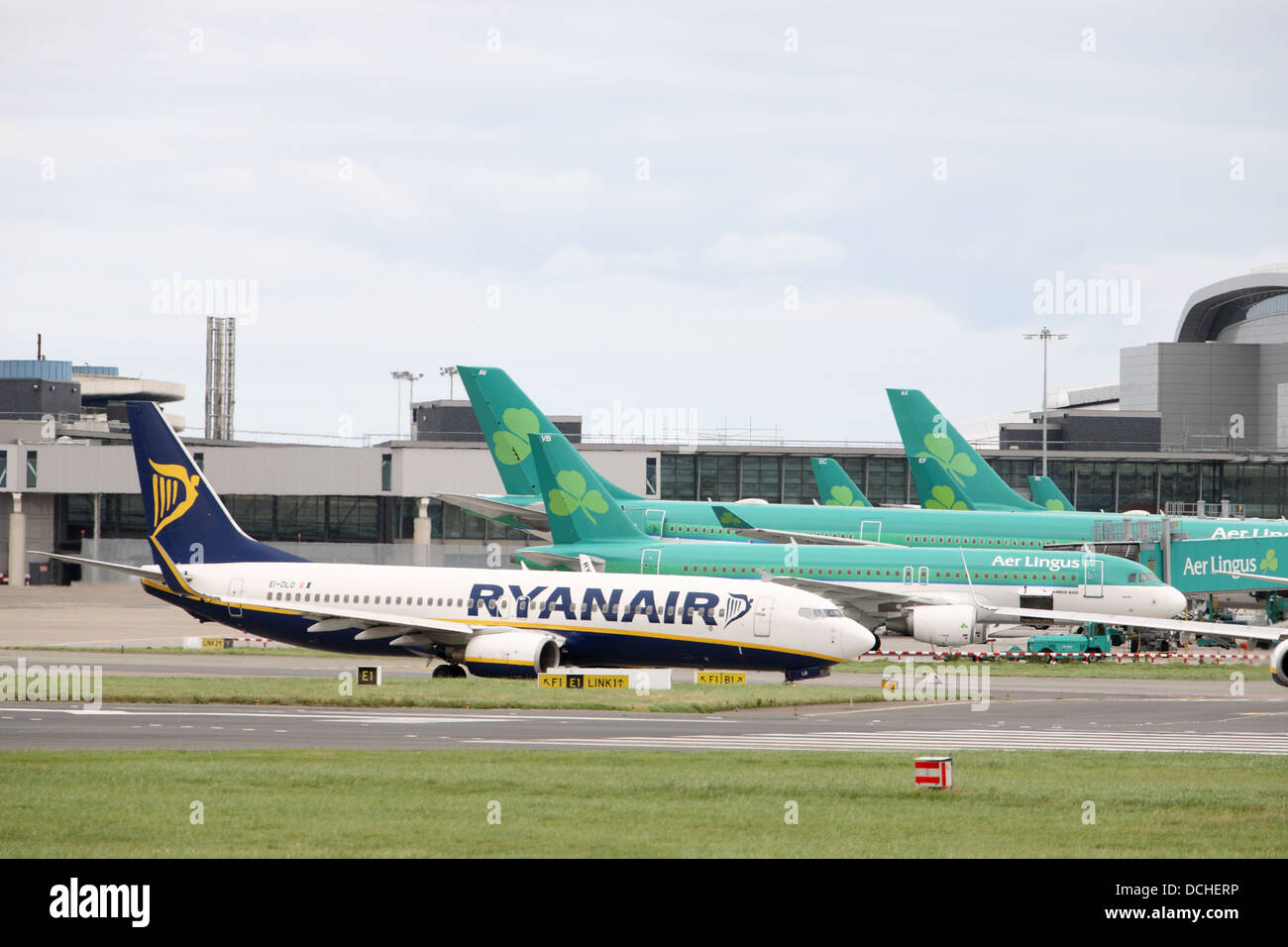 Volo Ryanair in atterraggio a aeroporto di Dublino Foto Stock