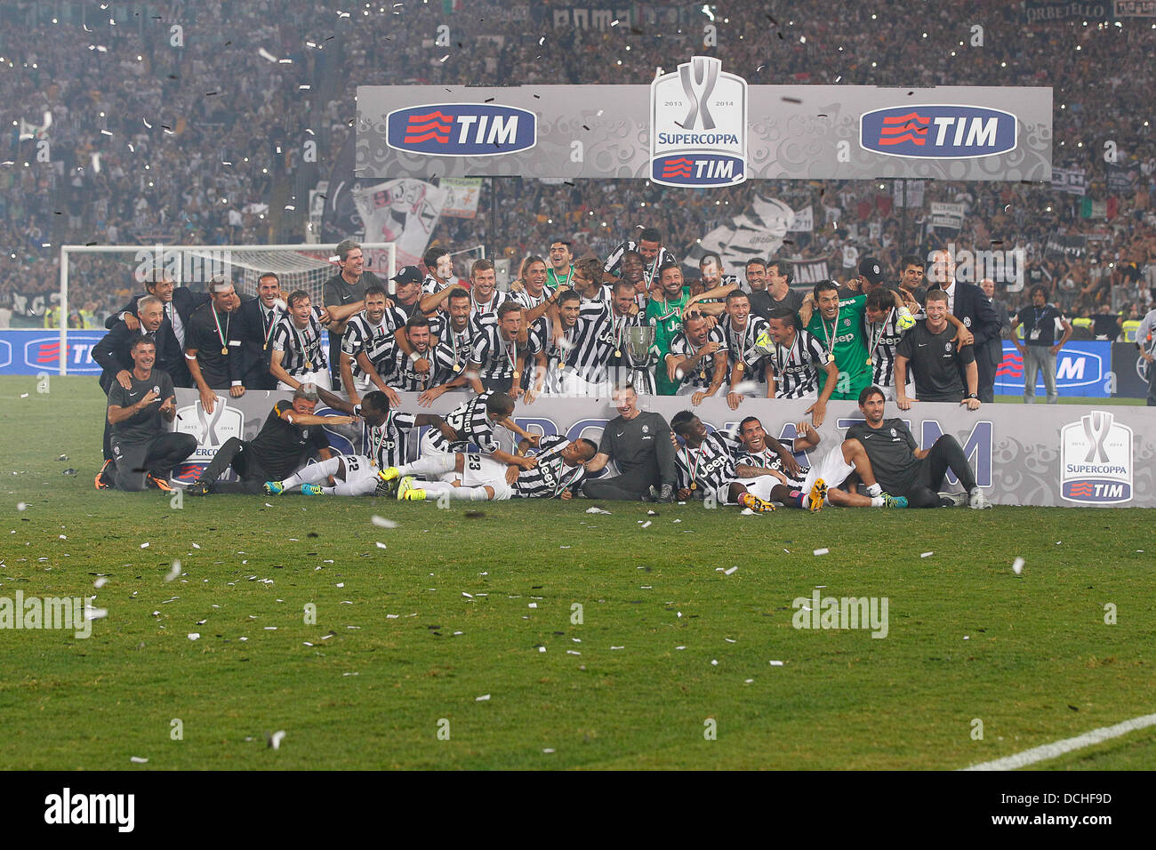 18.08.2013 Roma, Italia. La Juventus festeggia la sua vittoria dopo la Super Coppa Italiana finale tra Juventus e Lazio dallo Stadio Olimpico. Foto Stock