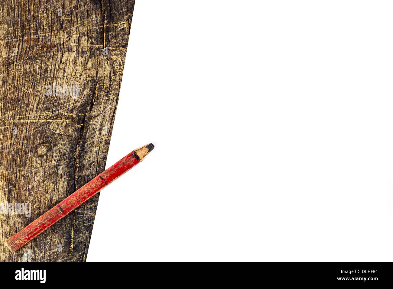 Vecchia matita piombo e bianco carta bianca su sfondo di legno. Foto Stock