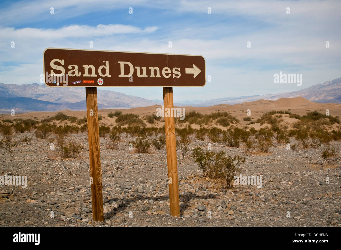 Cartello stradale rivolta alle dune di sabbia a Mesquite Flat, Parco Nazionale della Valle della Morte, California Foto Stock