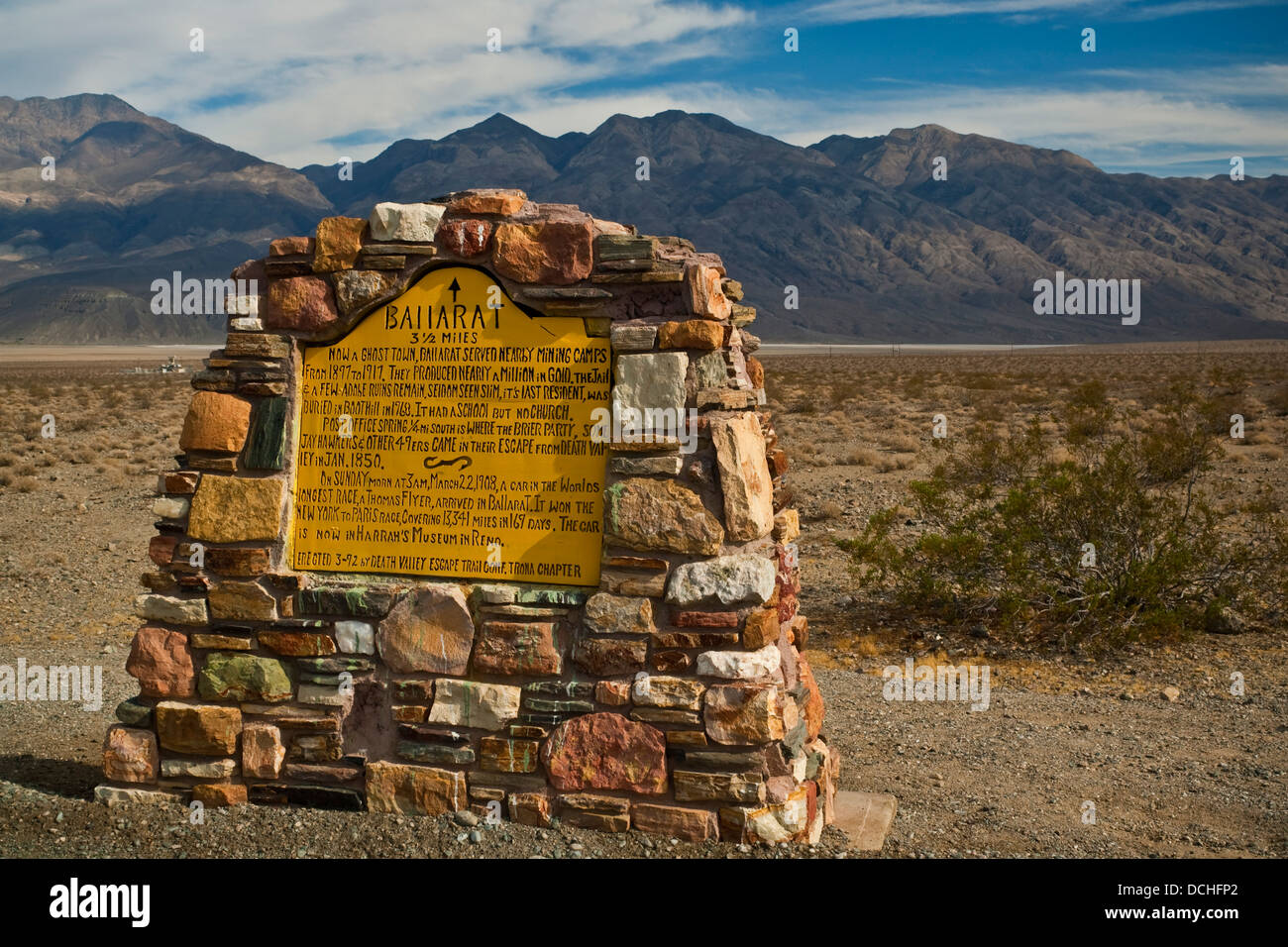 Marcatore storico vicino la città fantasma mining camp di Ballarat, California Foto Stock