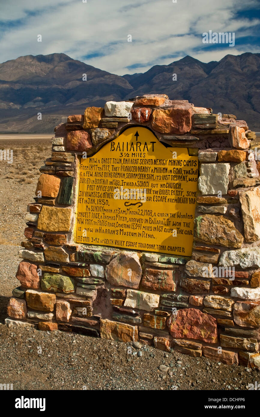 Marcatore storico vicino la città fantasma mining camp di Ballarat, California Foto Stock