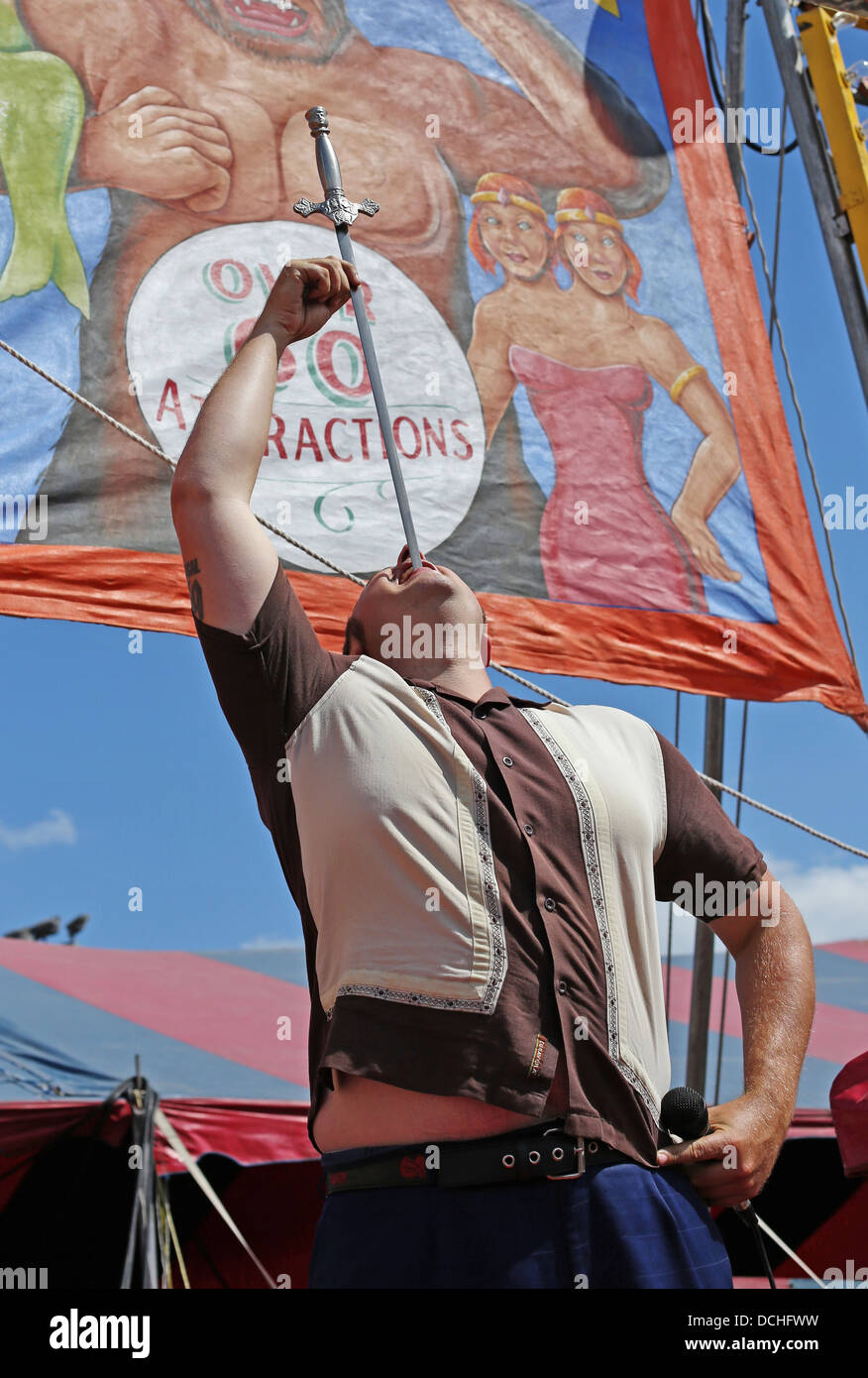 Una spada swallower in un carnevale agiscono a Steele County Fair in Minnesota. Foto Stock