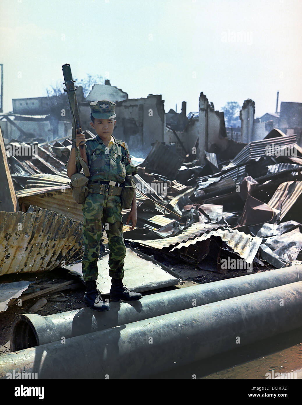 Bambino ARVN vietnamita Airborne trooper che era stata "adottata" dal Airborne Division, tenendo un M-79 lanciagranate. Foto Stock