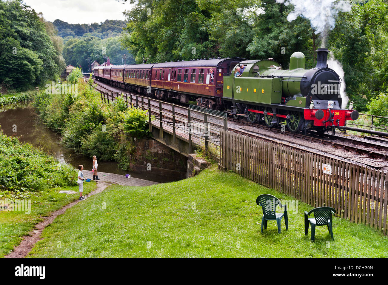 Un treno a vapore che lascia la stazione di Consall e attraversa il Canal Caldon sulla Churnet Valley Railway, Leek, Staffordshire, Regno Unito Foto Stock
