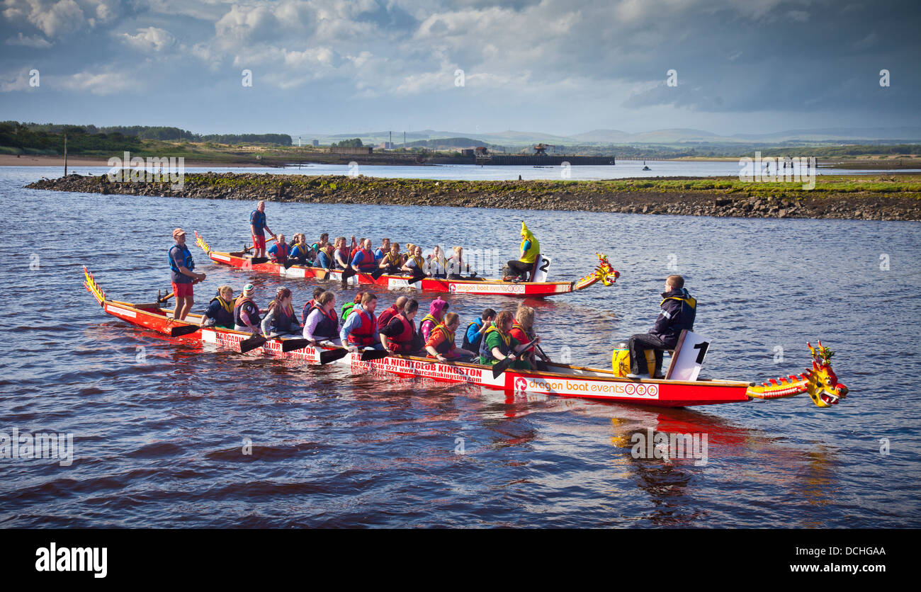 Due dragon boat Team alla gara il punto di partenza del Fiume Irvine, come parte di Irvine Marymass del Festival. North Ayrshire Foto Stock