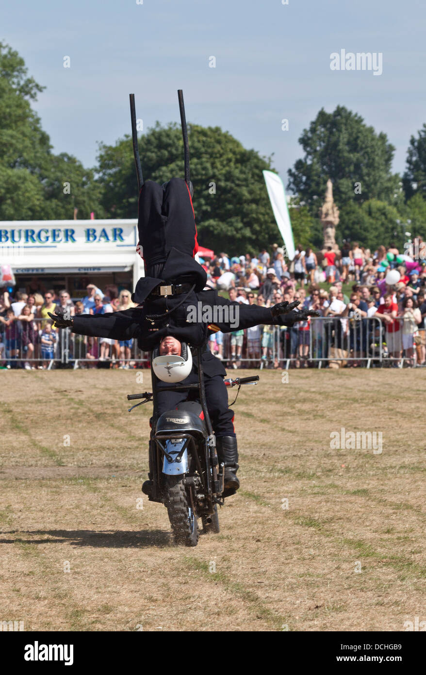 I membri della Royal segnali Display moto Team, noto come il bianco caschi, eseguire; Glasgow Visualizza 2013 su Glasgow Green Foto Stock