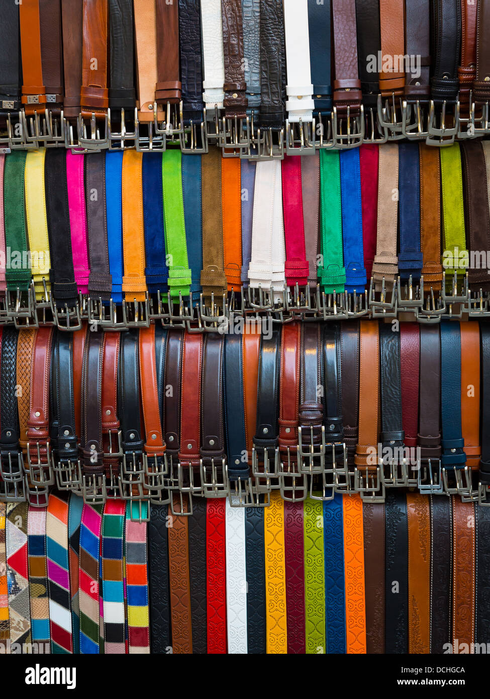 Cinture in Pelle per la vendita nel mercato di strada a Firenze, Italia  Foto stock - Alamy