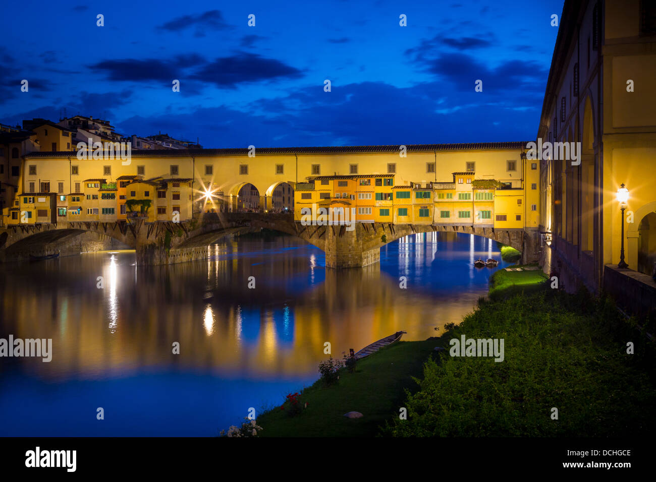 Il fiume Arno e il Ponte Vecchio a Firenze (Firenze), Italia. Foto Stock