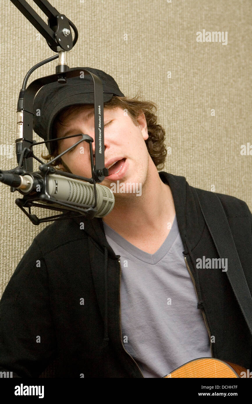 Artista di registrazione Matt Wertz esegue in uno studio radio in Charlottesville, VA su Marzo 29, 2007 a sostegno del suo album "tutto compreso tra'. Foto Stock