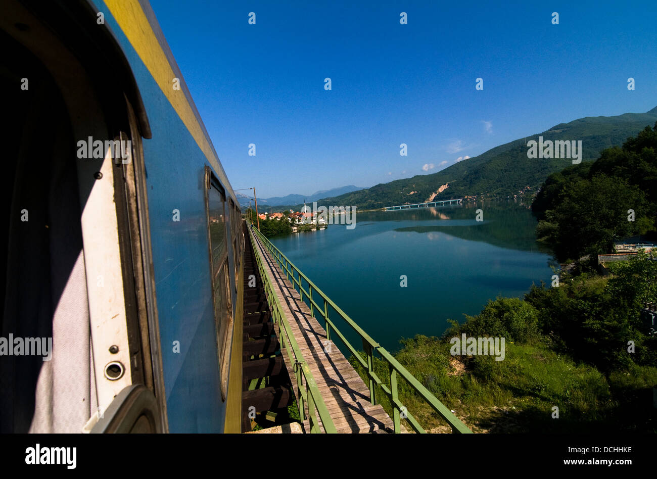 Bellissimi paesaggi bosniaco come visto dalla stazione in direzione di Sarajevo. Foto Stock