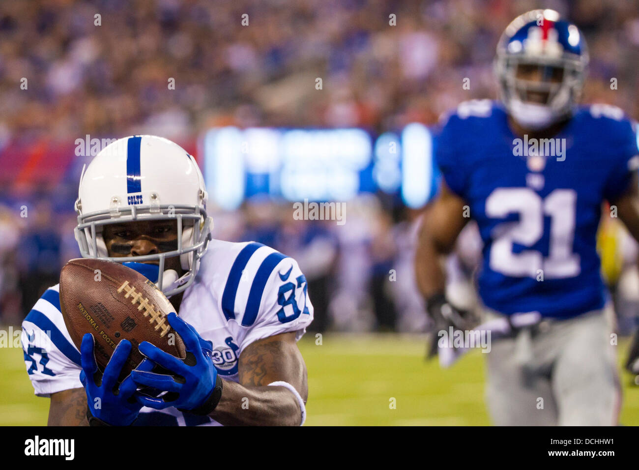 East Rutherford, New Jersey, USA. 19 Ago, 2013. Agosto 18, 2013: Indianapolis Colts wide receiver Reggie Wayne (87) afferra la palla per un touchdown come New York Giants sicurezza Ryan Mundy (21) si affaccia su durante la NFL preseason game tra gli Indianapolis Colts e New York Giants a MetLife Stadium di East Rutherford, New Jersey. (Christopher Szagola/Cal Sport Media) Credito: csm/Alamy Live News Foto Stock