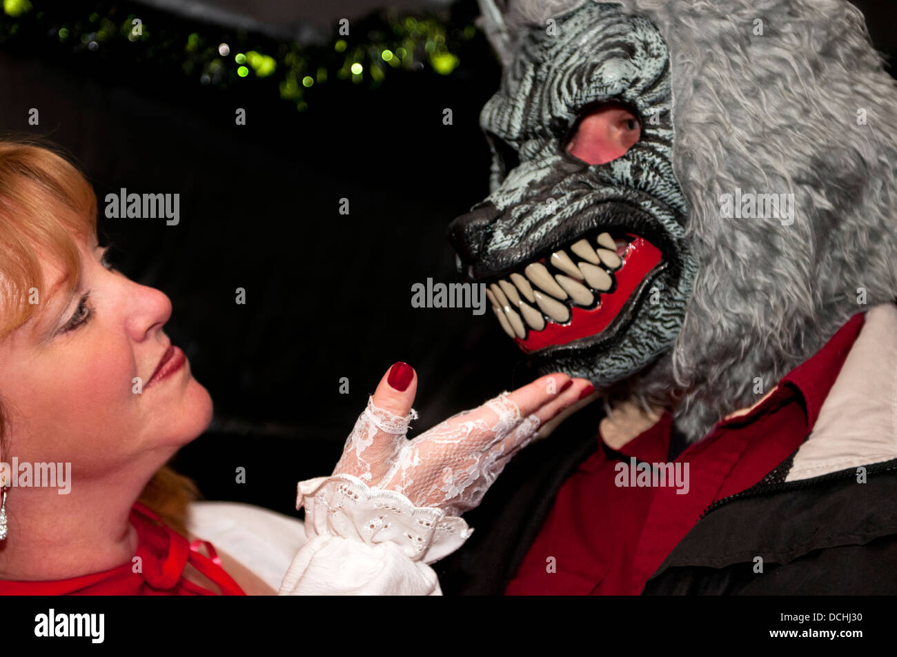 Un giovane in costume come 'Red Riding Hood' e 'Il lupo cattivo" Foto Stock