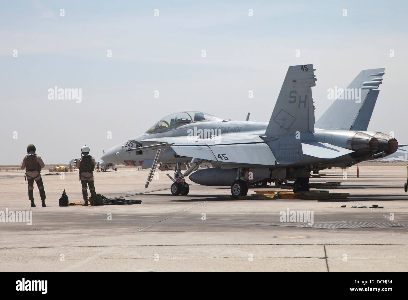 Attendere i piloti a bordo delle loro F/A-18B Hornet trainer aeromobili. Foto Stock