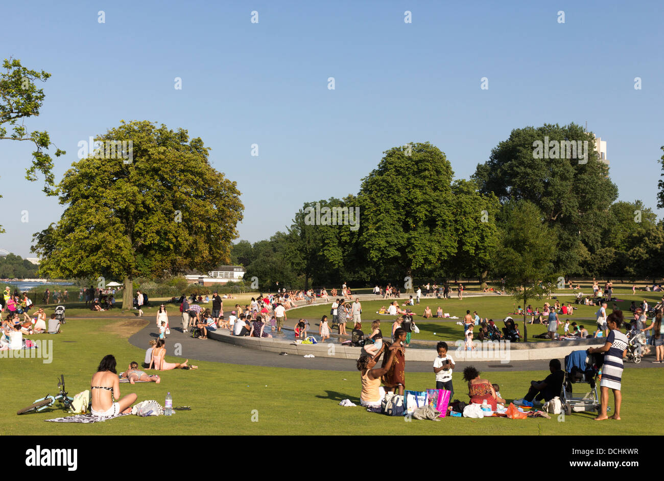 La principessa Diana Memorial Fountain durante l'ondata di caldo - Hyde Park - Londra Foto Stock