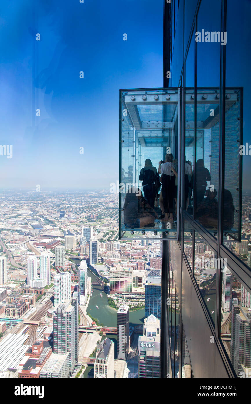 La Willis Tower (formerly Sears Tower) balconi in vetro observation deck. Foto Stock