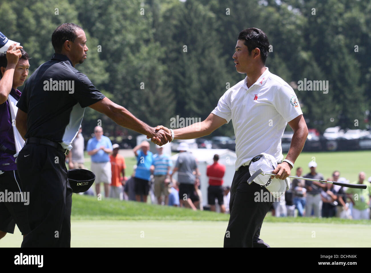 (L-R) Tiger Woods (USA), Hideki Matsuyama (JPN), 1 agosto 2013 - Golf : Tiger Woods degli Stati Uniti e Hideki Matsuyama del Giappone si stringono la mano durante il primo turno del WGC-Bridgestone Invitational al South Course del Firestone Country Club di Akron, Ohio, Stati Uniti. (Foto di Thomas Anderson/AFLO) (giornale giapponese) Foto Stock