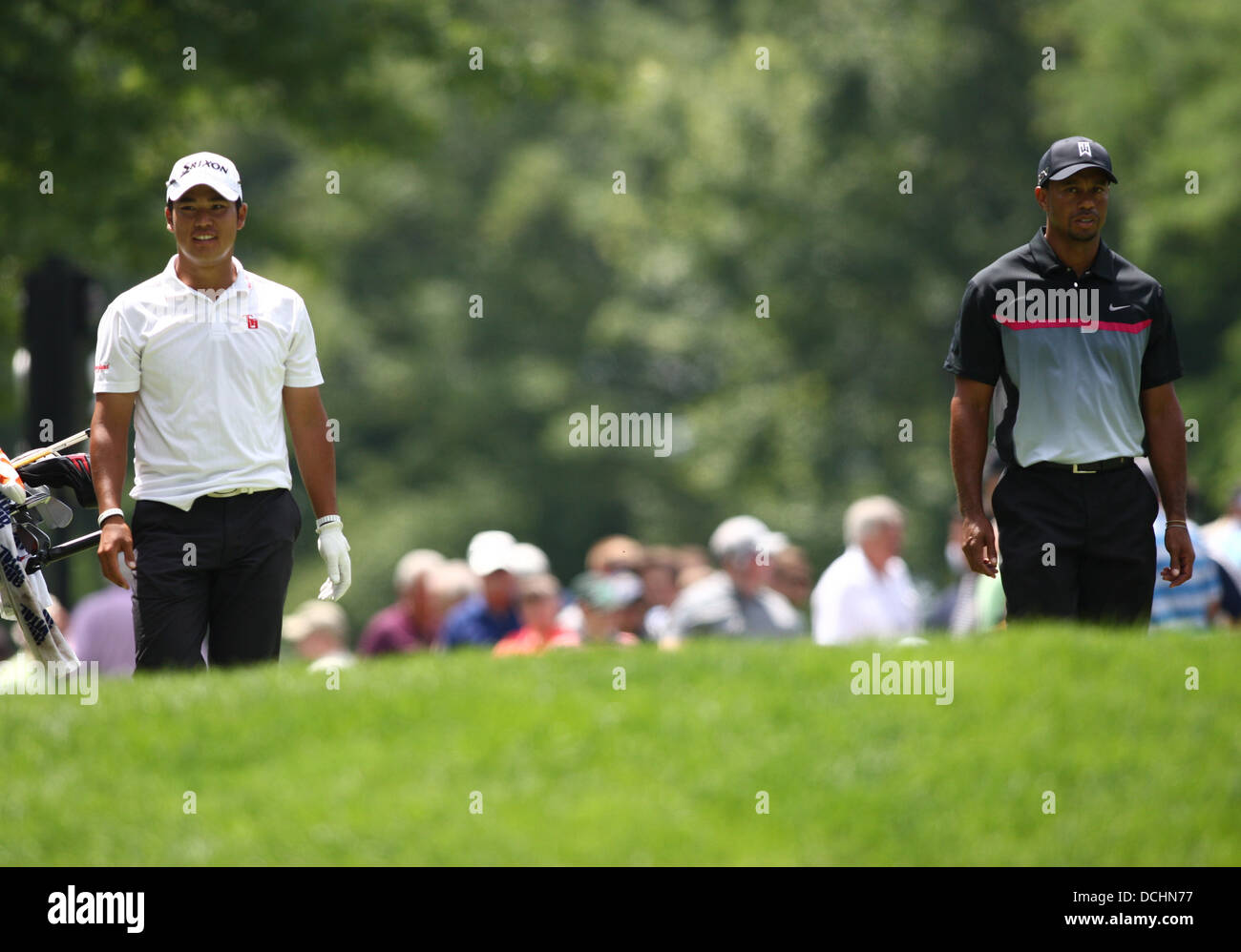 (L-R) Hideki Matsuyama (JPN), Tiger Woods (USA), 1 agosto 2013 - Golf : Hideki Matsuyama del Giappone e Tiger Woods e degli Stati Uniti durante il primo turno del WGC-Bridgestone Invitational al South Course del Firestone Country Club di Akron, Ohio, Stati Uniti. (Foto di Thomas Anderson/AFLO) (giornale giapponese) Foto Stock