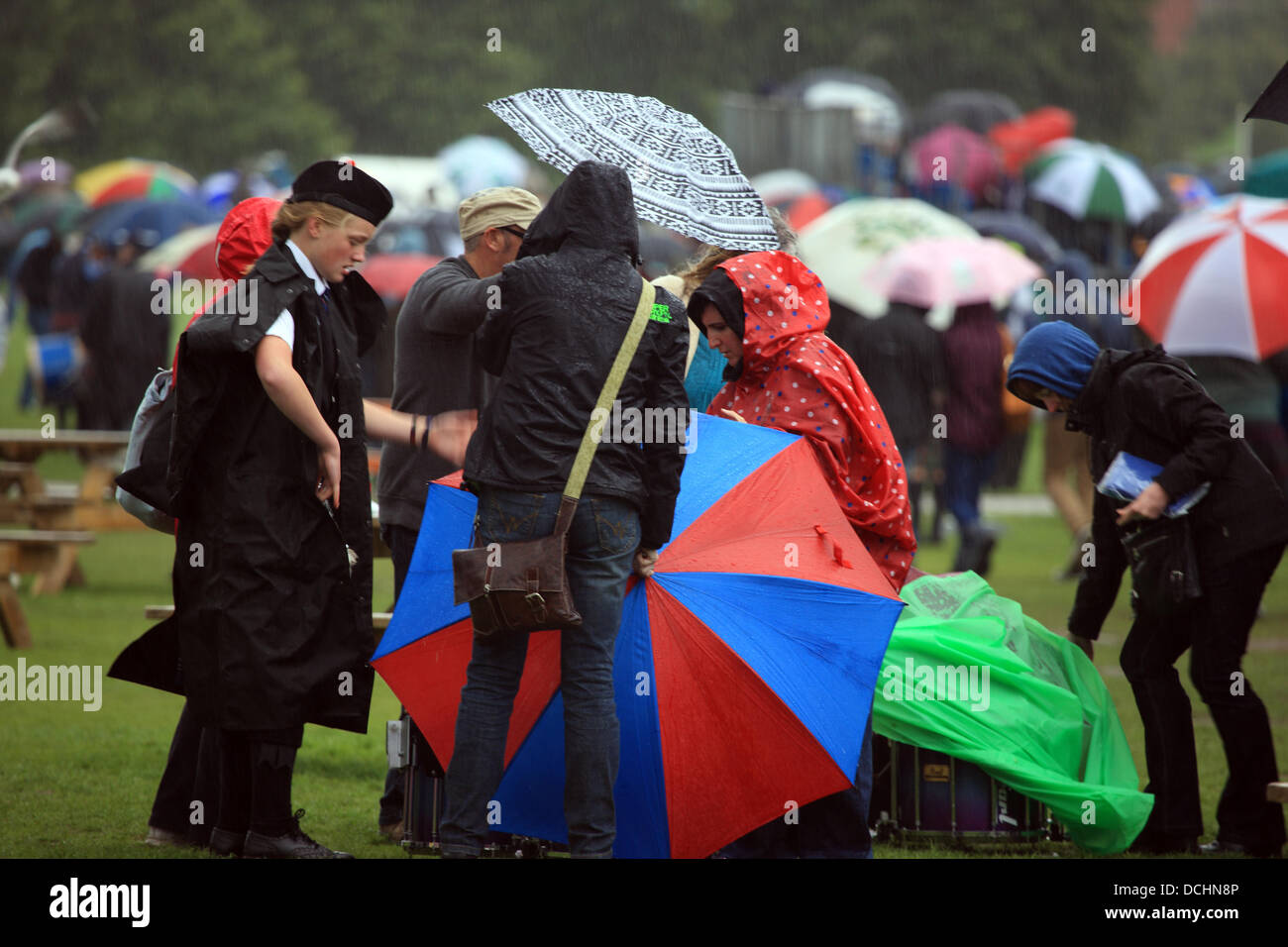 Cercando di mantenere i tamburi asciutto come un acquazzone torrenziale ha interrotto la World Pipe Band Championships a Glasgow Green. Foto Stock