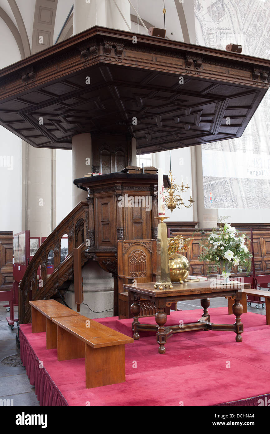 Interno della Westerkerk (la Chiesa Occidentale) con Altare e Pulpito in legno, Olanda, Amsterdam, Paesi Bassi. Foto Stock