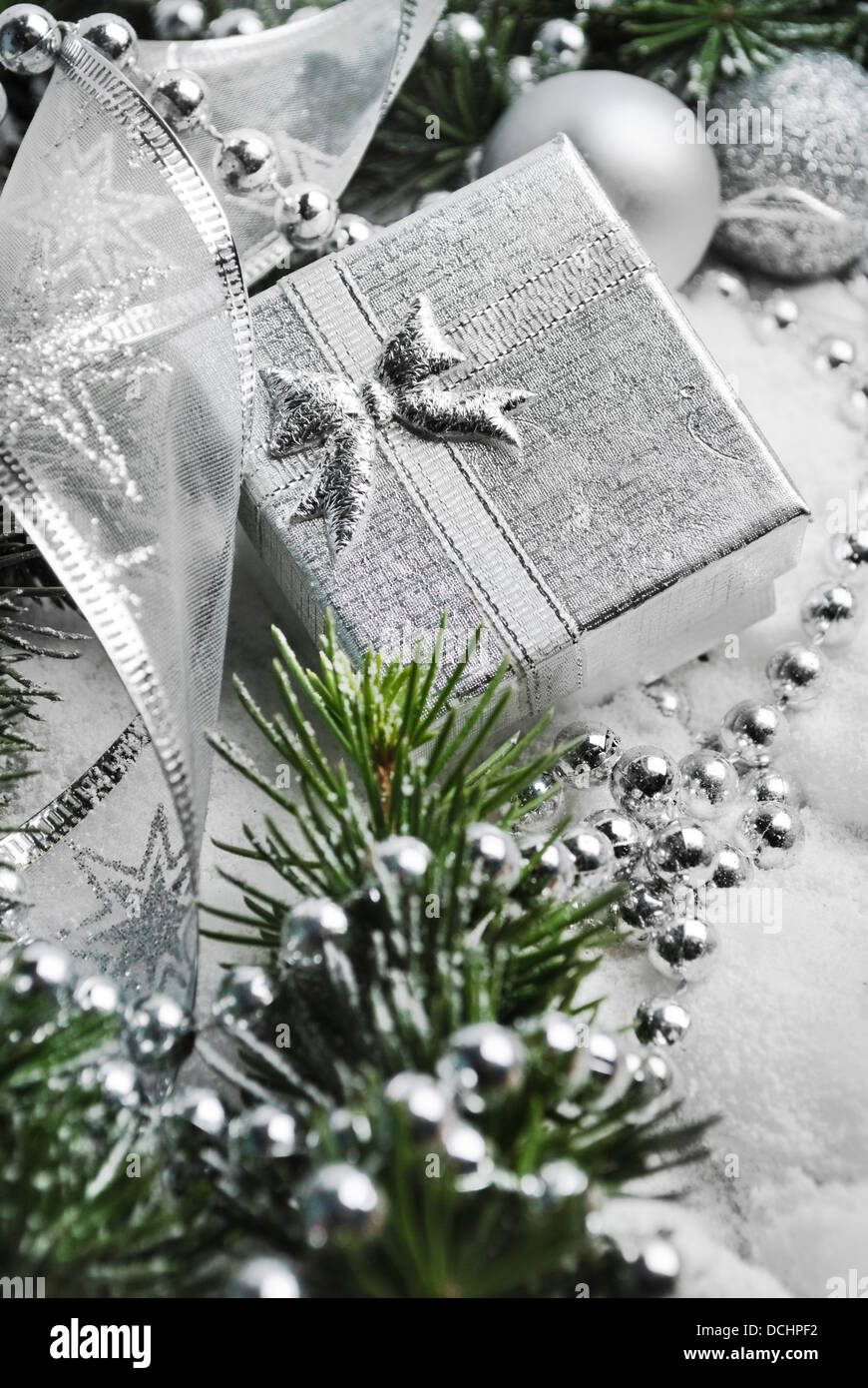 Argento Confezione regalo e decorazione di Natale in finto neve Foto Stock