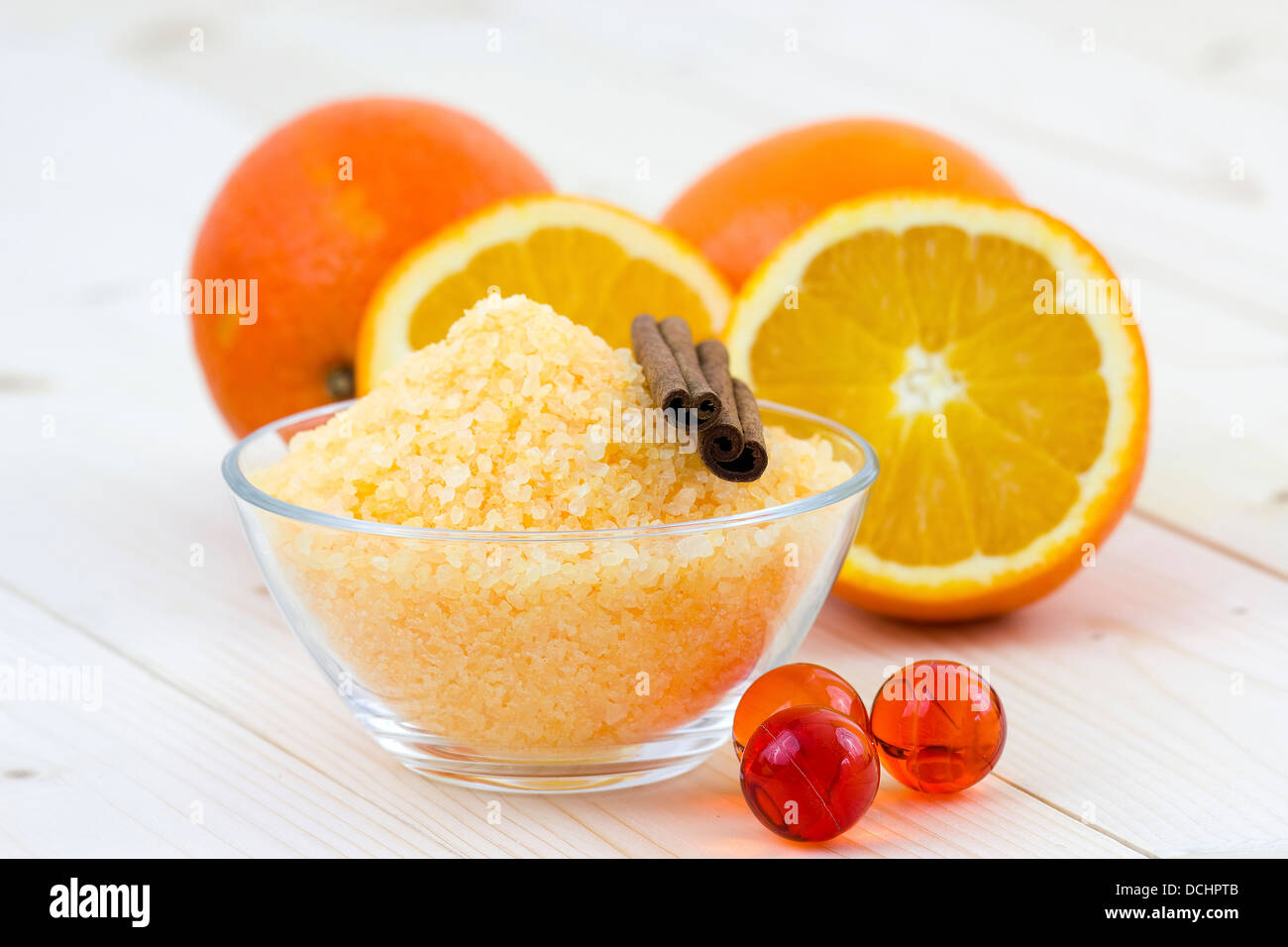 Ciotola di arancio sale da bagno con frutta fresca - trattamento di bellezza Foto Stock