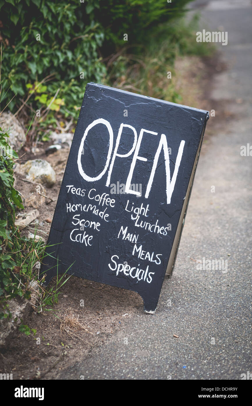 Blackboard menu aperto segno esterno cafe pubblicità al sacco, bevande, cibo Foto Stock